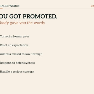 Może przedstawiać: Cyfrowy slajd zatytułowany MANAGER WORDS 02 / 07 z tekstem YOU GOT PROMOTED. Nobody gave you the words. Poniżej znajduje się pięć punkt&oacute;w z zielonymi kwadratowymi ikonami: Correct a former peer, Reset an expectation, Address missed follow-through, Respond to defensiveness oraz Handle a serious concern.