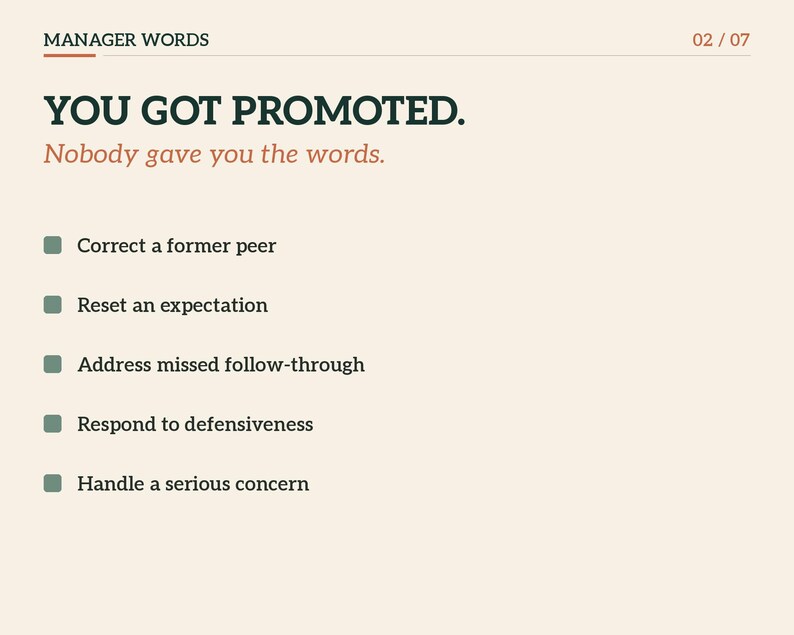 Może przedstawiać: Cyfrowy slajd zatytułowany MANAGER WORDS 02 / 07 z tekstem YOU GOT PROMOTED. Nobody gave you the words. Poniżej znajduje się pięć punkt&oacute;w z zielonymi kwadratowymi ikonami: Correct a former peer, Reset an expectation, Address missed follow-through, Respond to defensiveness oraz Handle a serious concern.