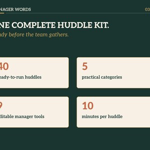 Puede incluir: Un gr&aacute;fico informativo de color verde oscuro titulado MANAGER WORDS 03 / 07. El texto dice ONE COMPLETE HUDDLE KIT. Ready before the team gathers. Cuatro recuadros blancos contienen: 40 ready-to-run huddles, 5 practical categories, 9 editable manager tools y 10 minutes per huddle.