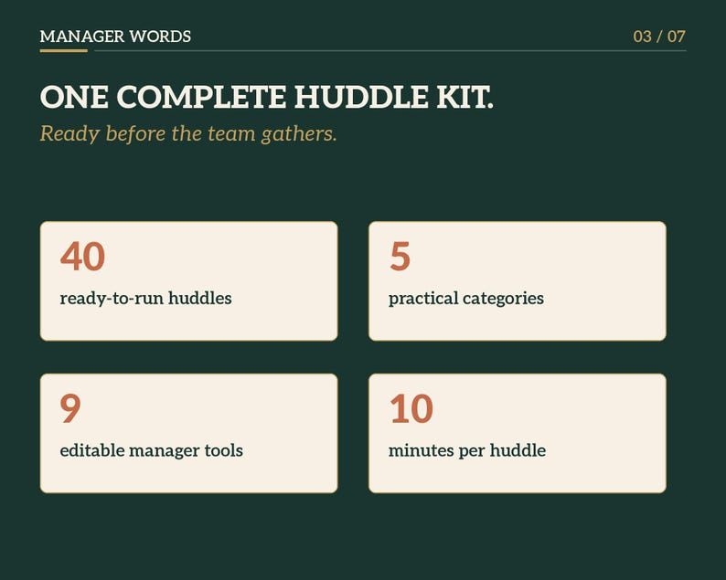 Puede incluir: Un gr&aacute;fico informativo de color verde oscuro titulado MANAGER WORDS 03 / 07. El texto dice ONE COMPLETE HUDDLE KIT. Ready before the team gathers. Cuatro recuadros blancos contienen: 40 ready-to-run huddles, 5 practical categories, 9 editable manager tools y 10 minutes per huddle.