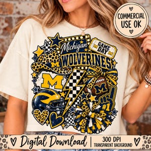 Może przedstawiać: Kremowy t-shirt z grafiką zawierającą napis Michigan Wolverines oraz Game Day. Nadruk przedstawia kowbojski kapelusz w panterkę, kask do futbolu amerykańskiego, piłkę, pompon, błyskawicę oraz gwiazdy w kolorach niebieskim i żółtym.