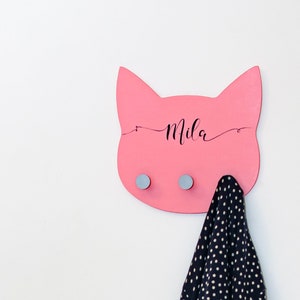 Porte-vêtements en bois personnalisé avec le nom du bébé. Planche à crochets en bois chat rose, cadeau Montessori