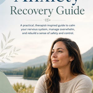 Puede incluir: Una portada de libro titulada Anxiety Recovery Guide con el subtítulo A practical, therapist-inspired guide to calm your nervous system, manage overwhelm, and rebuild a sense of safety and control, sobre un fondo con elementos gráficos.