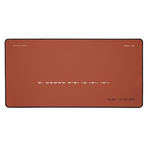 Puede incluir: Una alfombrilla de escritorio rectangular de color naranja terracota sólido con un borde negro. La alfombrilla presenta símbolos de código Morse blancos centrados horizontalmente, con el texto FIRST SIGNAL, FIRST CW, 18 WPM y 05 SEP 2026 en letra pequeña.