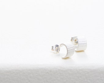 earstuds ring with ribbon texture