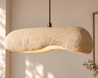 Suspension artisanale en béton, plafonnier organique, luminaire sculptural beige, style wabi-sabi moderne