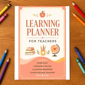 Puede incluir: Un planificador de aprendizaje rectangular para docentes con fondo crema y detalles en color melocotón. La portada muestra el texto LEARNING PLANNER FOR TEACHERS, una manzana roja, libros, un portalápices y un globo terráqueo.