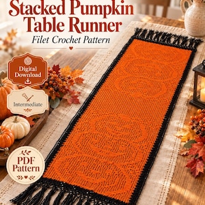 Peut inclure: Un chemin de table rectangulaire en crochet filet orange avec un motif de citrouilles empilées, une bordure noire et des franges noires aux deux extrémités. Le texte sur l'image indique Veloura Crocht Design, Stacked Pumpkin Table Runner, Filet Crochet Pattern, Digital Download, Intermediate, et PDF Pattern.