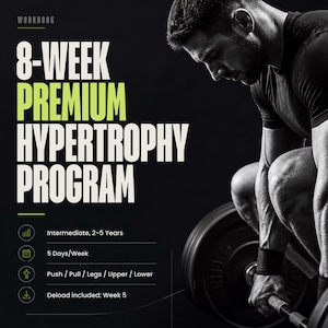 Könnte beinhalten: Ein digitales Arbeitsbuch-Cover mit dem Titel 8-WEEK PREMIUM HYPERTROPHY PROGRAM in weißem und lindgrünem Text. Es listet Details auf wie Intermediate 2-5 Years, 5 Days/Week, Push/Pull/Legs/Upper/Lower und Deload included: Week 5. Ein Schwarz-Weiß-Foto zeigt eine Person, die eine Langhantel hebt.