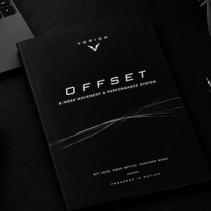 Op de afbeelding: Een zwart boek getiteld OFFSET 8-WEEK MOVEMENT & PERFORMANCE SYSTEM met het VORION-logo bovenaan. De kaft bevat witte tekst met de woorden SIT LESS, MOVE BETTER, PERFORM MORE en PROGRESS IN MOTION, vergezeld door dunne witte lijnen.