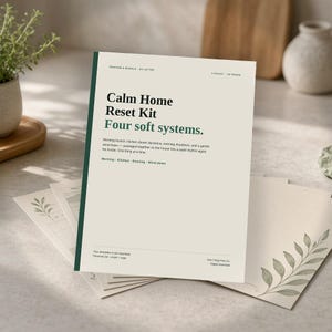 Puede incluir: Una pila de hojas imprimibles de color crema tituladas Calm Home Reset Kit Four soft systems. La hoja superior presenta texto en verde oscuro y negro, incluyendo Morning, Kitchen, Evening, Wind-down, con ilustraciones de hojas botánicas.