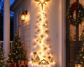 Puede incluir: Una decoración navideña vertical de pared con una gran estrella iluminada en la parte superior, luces de hadas de color blanco cálido, adornos de estrellas y copos de nieve, y un belén en la base, todo sobre nubes de algodón blanco.