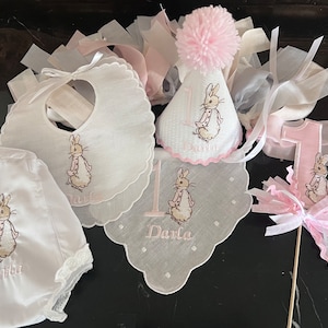 Striscione ricamabile personalizzato per seggiolone Peter Rabbit di Beatrix Potter, striscione da parete per il primo compleanno, striscione rosa pastello per bambina, bavaglino di compleanno a forma di coniglietto