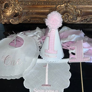 Personalisierte gesticktes Panel für Hochstuhl Banner-Geburtstag Lätzchen-erster Geburtstag Lätzchen-Nummer eins Kuchen Topper-Pink Gingham Partyhut
