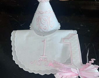 Gorro y/o babero para fiesta de primer cumpleaños con monograma de lunares suizos