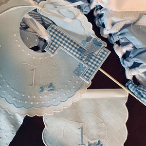 Personalisierte gesticktes Flugzeug Thema Hochstuhl Banner-Geburtstag Lätzchen-erster Geburtstag Lätzchen-Kuchen Topper-Blau Gingham One Party Hut
