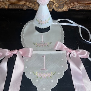 Banner ricamato-Banner da parete Primo compleanno-Cappello monogramma e banner-Banner rosa pastello-Banner seggiolone classico-Bavaglino di compleanno-Tema floreale