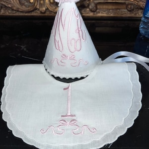 Monogramm Schweizer Punkt Erster Geburtstag Hut mit Lätzchen