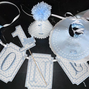 Personalisierte gesticktes Flugzeug Thema Hochstuhl Banner-Geburtstag Lätzchen-erster Geburtstag Lätzchen-Kuchen Topper-Blau Gingham One Party Hut