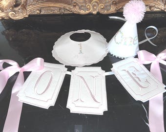 Conjunto de faixa, chapéu e babador bordados personalizados para o primeiro aniversário