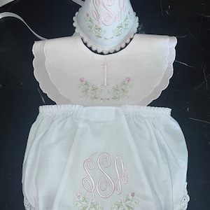 Babero festoneado doble personalizado para cumpleaños, primer cumpleaños, gorro con monograma, funda para pañal con monograma, babero de cumpleaños, tema de capullo de rosa, primer cumpleaños de niña