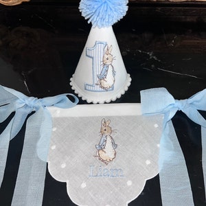 Banner per seggiolone Peter Rabbit ricamato personalizzato, bavaglino per compleanno, bavaglino per primo compleanno, topper per torta numero uno, cappello da festa Peter Rabbit
