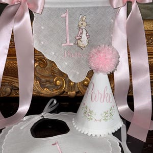 Gepersonaliseerde borduur Beatrix Potter Peter Rabbit kinderstoel banner-eerste verjaardag muur banner-verjaardag rozenknop thema slabbetje-bloemen thema
