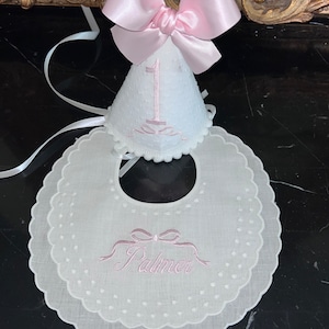 Gorro de fiesta de primer cumpleaños con monograma de lunares suizos y lazo