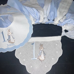 Personalizzato ricamare Beatrix Potter Peter Rabbit seggiolone Banner-primo compleanno parete Banner-Peter Rabbit Cake Topper-doppio bavaglino smerlato
