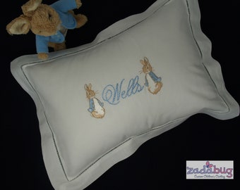 Exquisita almohada de algodón personalizada con vainica para bebé, ideal para la habitación de tu bebé. Almohada con monograma para bebé, regalo para baby shower. Almohada de Peter Rabbit.