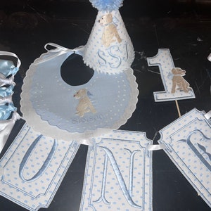 Personalisierte gestickte Welpen Thema Hochstuhl Banner-Geburtstag Lätzchen-erste Geburtstag Lätzchen-Kuchen Topper-Blau Gingham One Party Hut