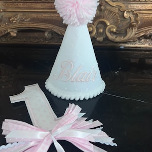 Weisser Schweizer Dot Partyhut mit Monogramm-erster Geburtstag Hut-erster Geburtstag-Partyhut-Kuchen Topper-Monogramm Geburtstag Hut-personalisierter Hut