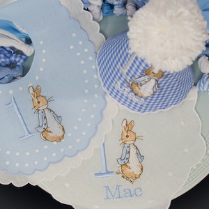 Personalizzato ricamare Beatrix Potter Peter Rabbit seggiolone Banner-primo compleanno parete Banner-Peter Rabbit doppio smerlato Swiss Dot Bavaglino