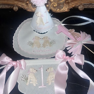 Pancarta personalizada bordada para trona con diseño de cachorro - Pancarta de pared con monograma de cachorro para el primer cumpleaños - Tema de primer cumpleaños de cachorro - Babero de cumpleaños de cachorro