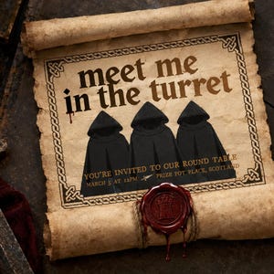 以下が含まれることがあります： meet me in the turretというテキストと、黒いフード付きマントをまとった3人の人物のイラストが描かれた羊毛紙の招待状。この巻物は赤い蝋で封印されており、you're invited to our round tableというテキストが含まれています。