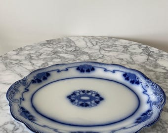 Piatto antico W.H. Grindley Lorne Flow Blue, circa 1900, in ceramica inglese con decorazione a trasferimento blu e bianca, 40,6 cm (16 pollici).
