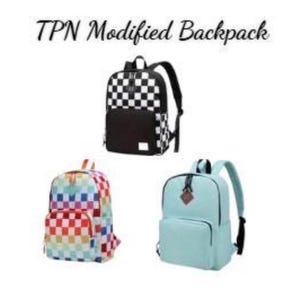 Może przedstawiać: Trzy plecaki z napisem TPN Modified Backpack. Jeden ma czarno-biały wzór w szachownicę z jednolitą czarną przednią kieszenią. Drugi ma wielokolorowy wzór w tęczową szachownicę. Trzeci to jednolity jasnoniebieski plecak.