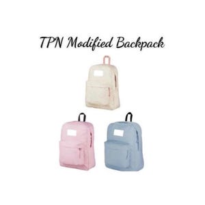 Peut inclure: Trois sacs à dos intitulés TPN Modified Backpack, comprenant un sac crème, un rose clair et un bleu clair. Chaque sac à dos possède une poignée supérieure, un compartiment principal zippé, une poche avant zippée et un écusson blanc rectangulaire.