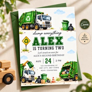 Op de afbeelding: Een verjaardagsuitnodigingskaart met groene vuilniswagens, recyclingbakken en een geel recyclingsymbool. De tekst luidt: dump everything ALEX IS TURNING TWO, Let's truck on over for ALEX'S SECOND BIRTHDAY, AUG 24 2 PM, 123 ANYWHERE ST.