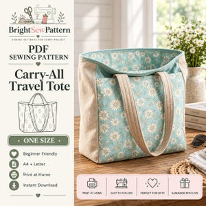 Puede incluir: Un patrón de costura en PDF para un bolso Carry-All Travel Tote de BrightSewPattern. El bolso presenta una tela azul claro con un estampado floral de margaritas blancas, paneles laterales beige y dos asas de tela beige. Talla única.