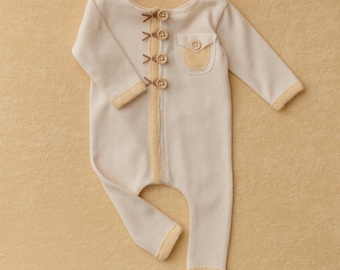 Handgemaakte outfit voor pasgeboren babyjongens – Crème melange, klaar voor de fotoshoot