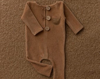 Handgemaakte karamelkleurige corduroy outfit voor pasgeboren jongens - fotografie-accessoire