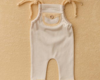 Handgemaakte outfit voor pasgeboren babyjongens – Crème melange, klaar voor de fotoshoot