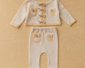 Handgemaakte outfit voor pasgeboren babyjongens – Crème melange, klaar voor de fotoshoot