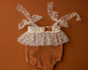 Handgemaakte outfit voor newbornfotografie – Cognac corduroy, tule met hartjes en strikdetails