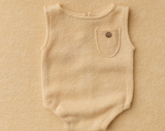 Handgemaakte romper voor pasgeboren jongens – Zachte boterkleur, fotografie-accessoire