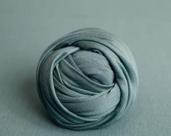 Handgemaakte zitzakset voor newbornfotografie – Oudgroene achtergrond en omslagdoek