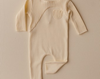 Handgemaakte pastelgele outfit voor pasgeboren jongens – geschikt als fotorekwisiet, klaar voor studiosessie.