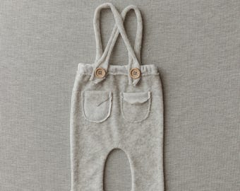 Handgemaakte grijze outfit voor pasgeboren jongens – geschikt als fotografieaccessoire, klaar voor de studio.
