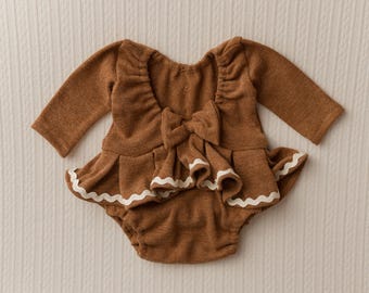 Pasgeboren outfit in de vorm van een gembermuffin – camelbruin, met ruches en strik, geschikt als fotorekwisiet.